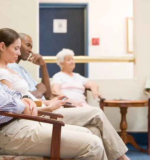 Wartezimmer bei einem Arzt, wo 5 Personen am warten sind.
